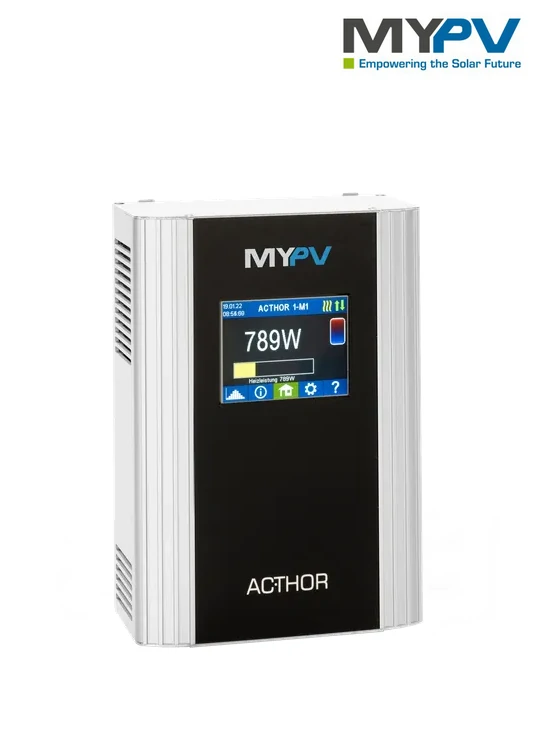 Hier wird der My-PV AC Thor in der Frontansicht gezeigt. Man sieht das Gehäuse und das Display.